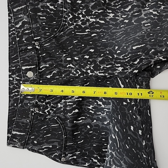 HUE Women's Ultra Soft High Waist Denim Leggings Black Leggy Leopard Size Medium - Picture 14 of 16